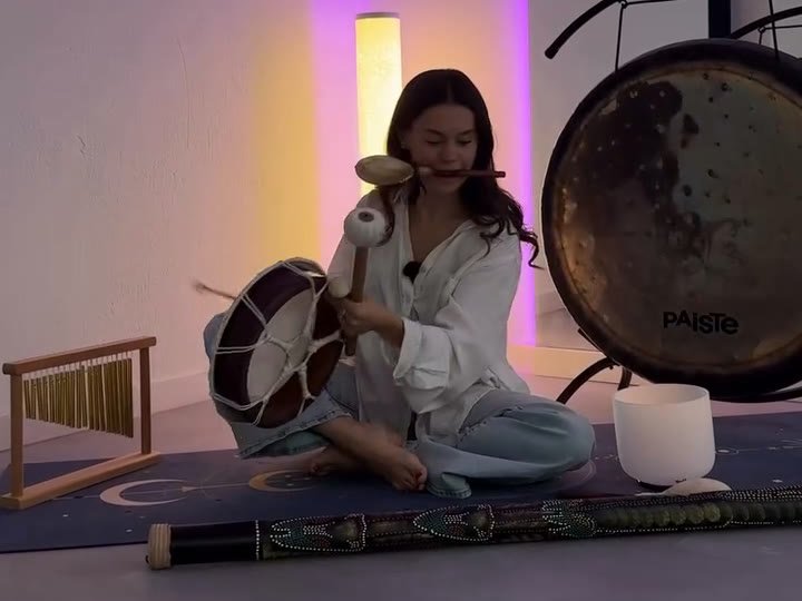 Angelina medytuje z bębnem przy gongu